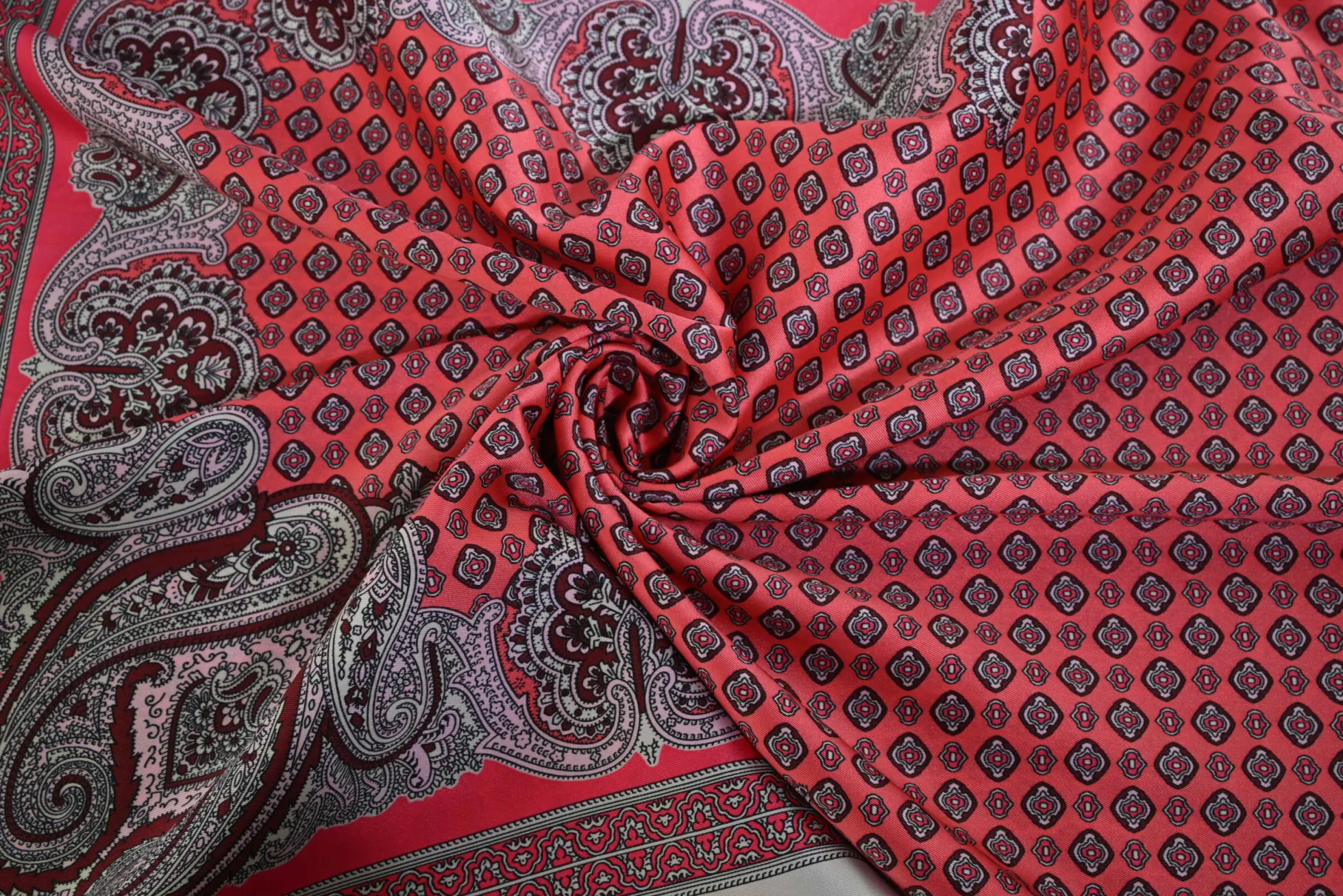 Blousestof – Donkerroze paisley paneel 80cm
