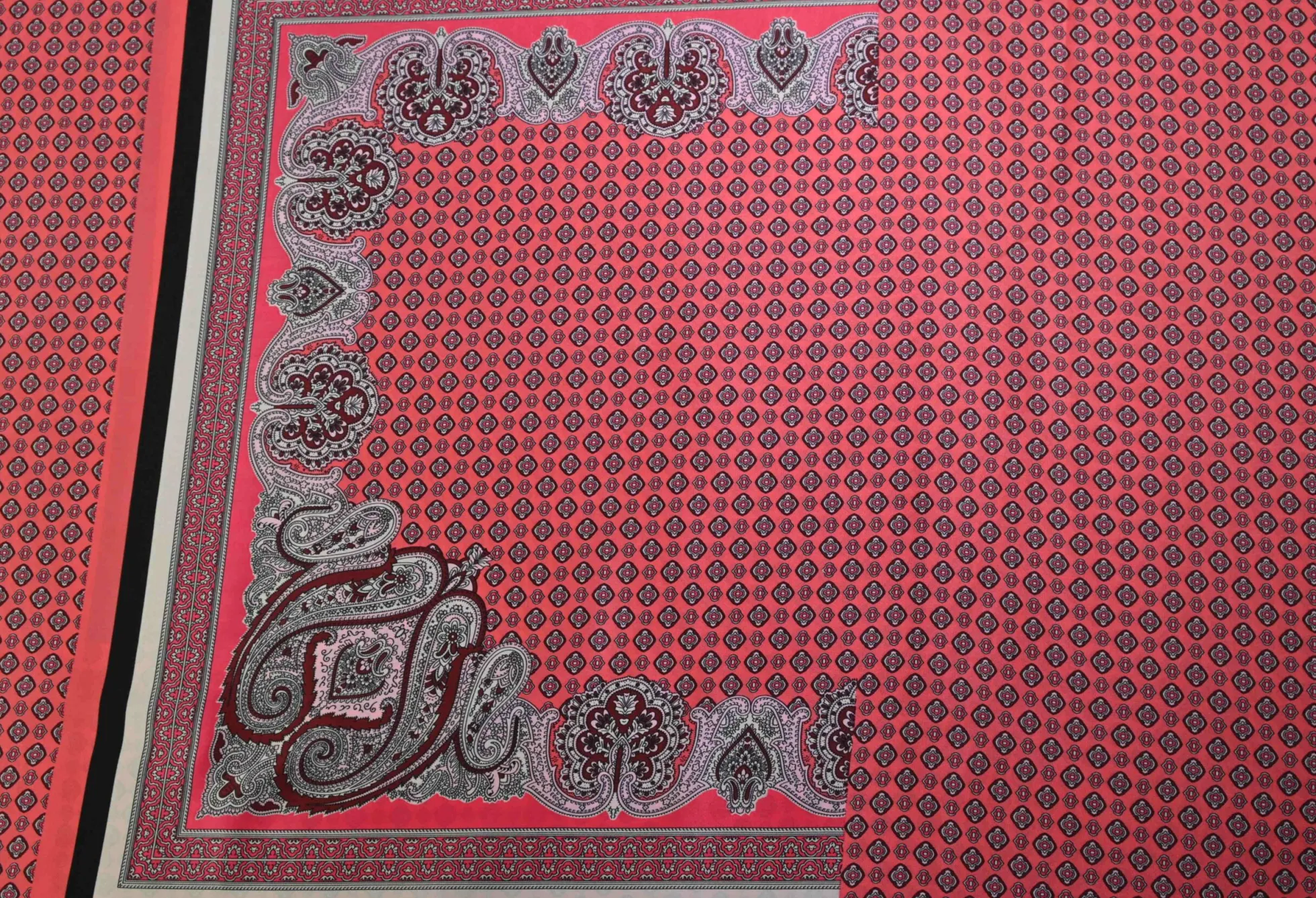 Blousestof – Donkerroze paisley paneel 80cm