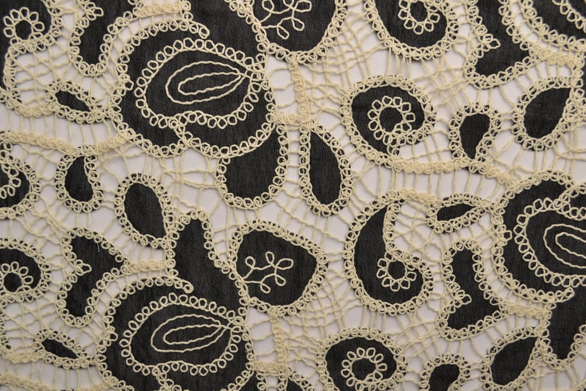 Broderie jeanslook – Black blossom