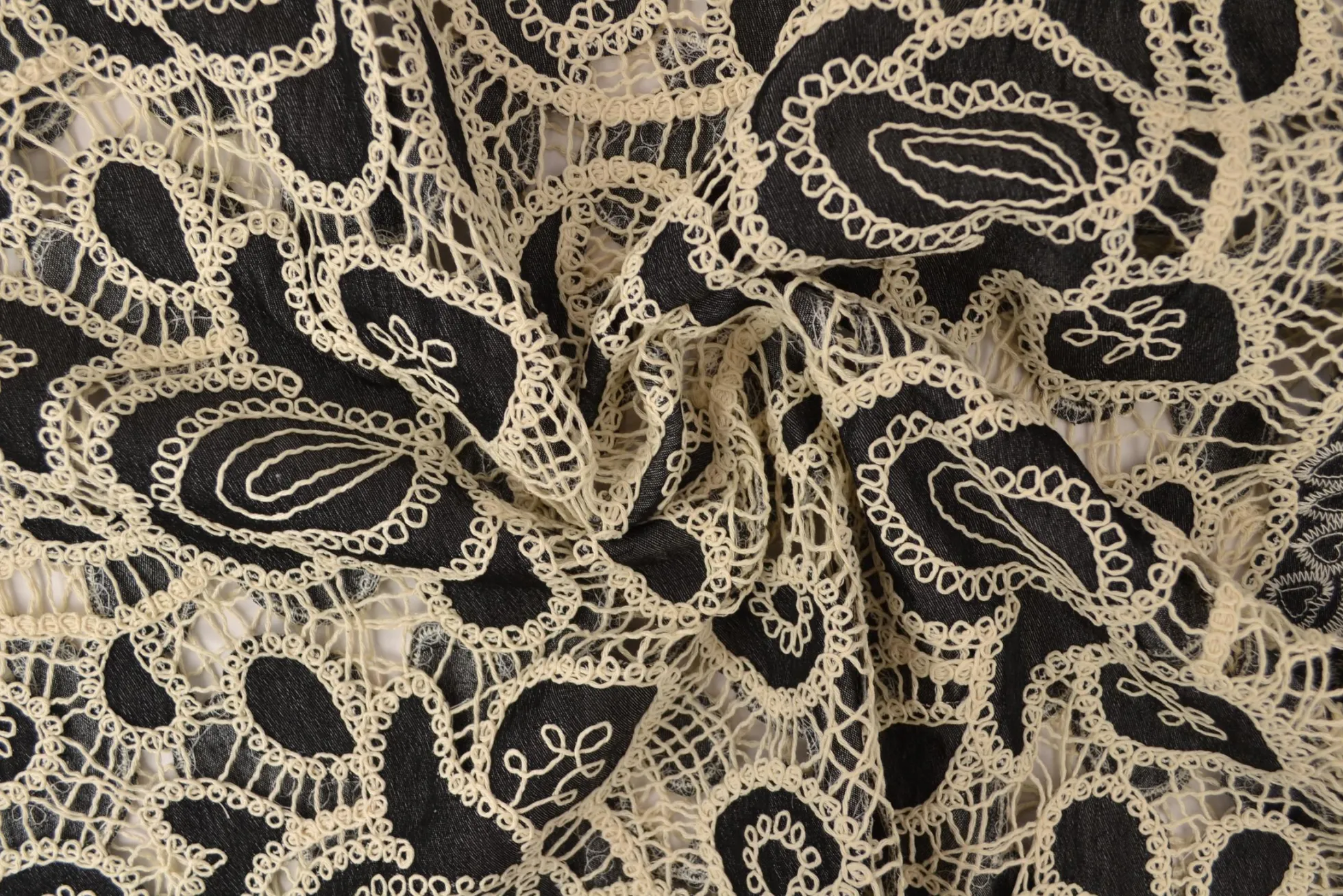 Broderie jeanslook – Black blossom