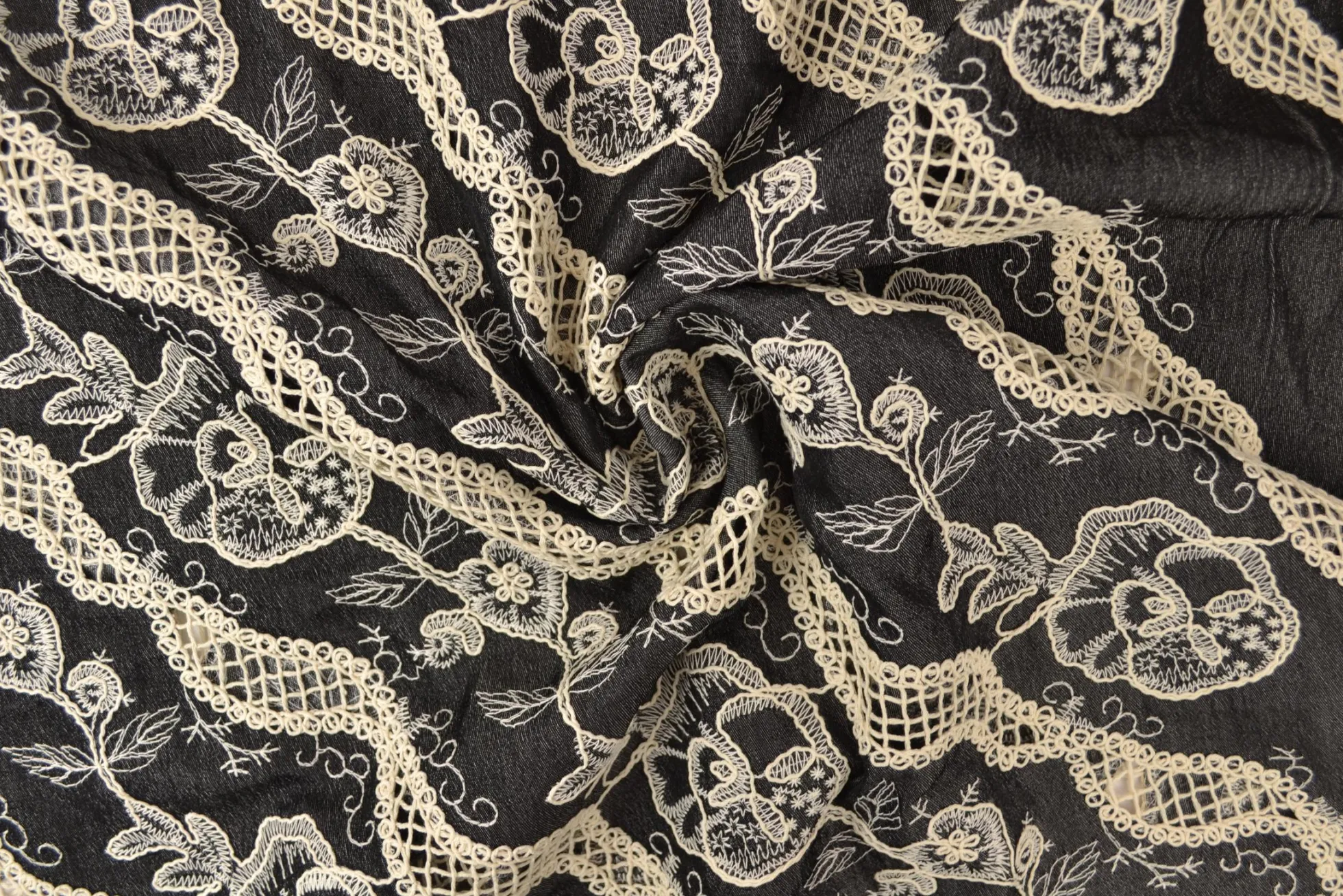 Broderie jeanslook – Black botanic heirloom
