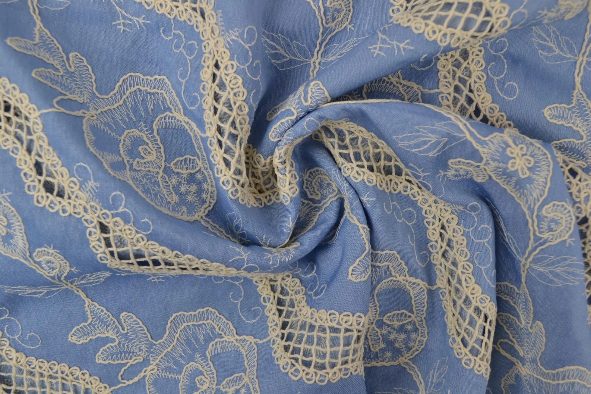 Broderie jeanslook – Light blue botanic heirloom