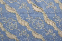Broderie jeanslook – Light blue botanic heirloom