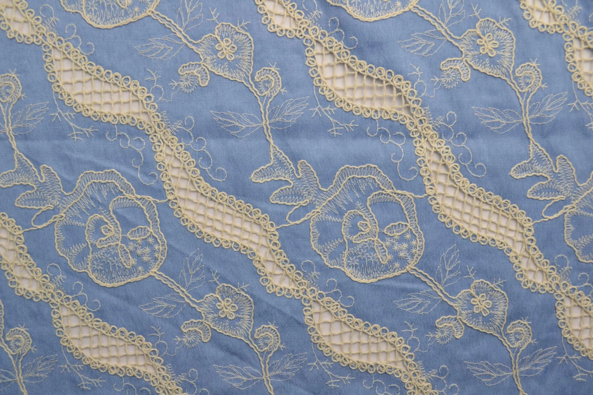 Broderie jeanslook – Light blue botanic heirloom