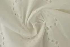 Broderie katoen – Gebroken wit wavy