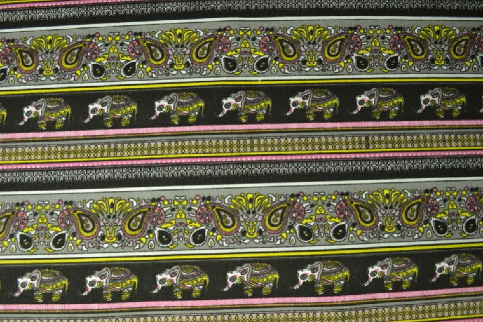 Canvas – Paisley olifant donker