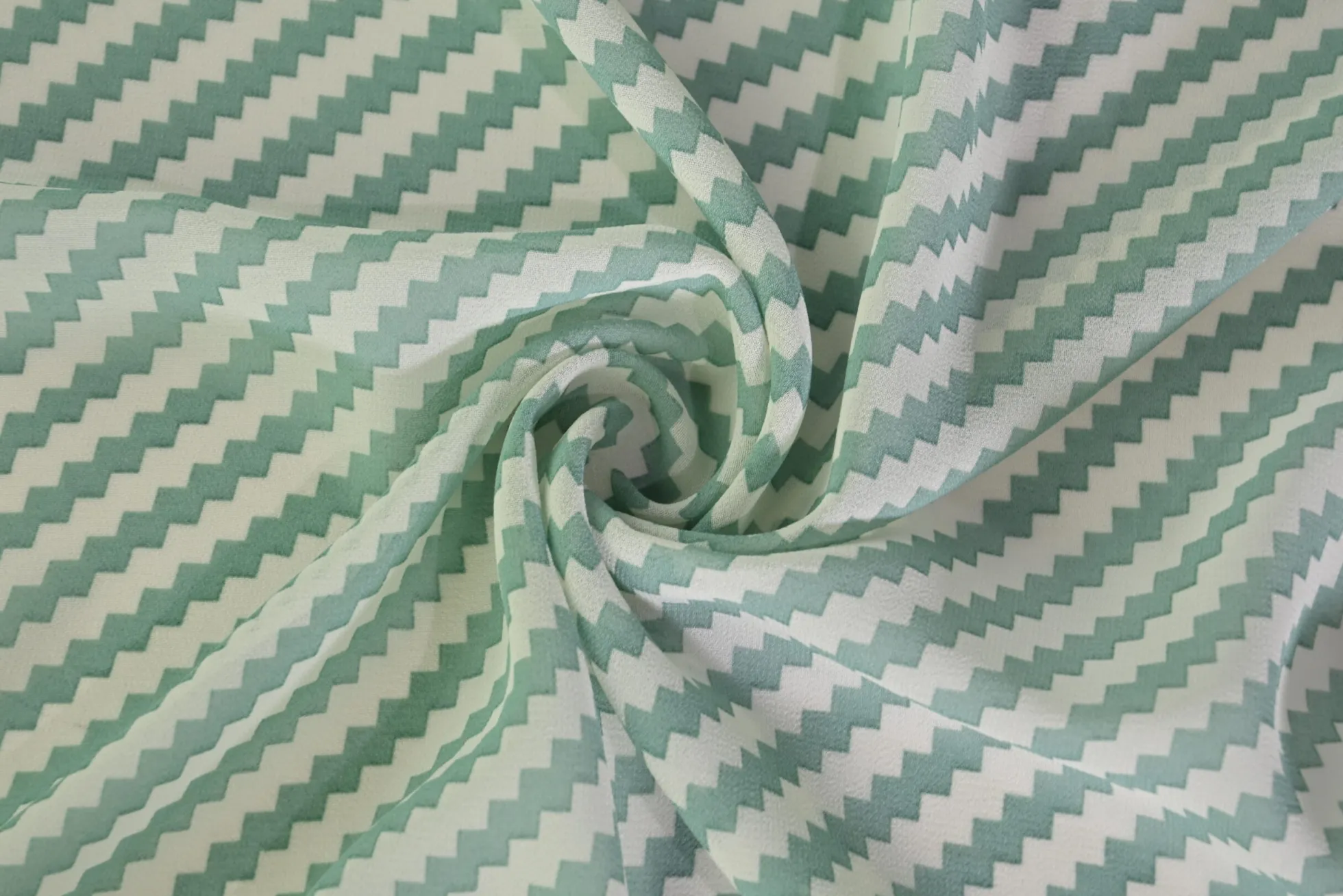 Chiffon – Minty zigzag lines