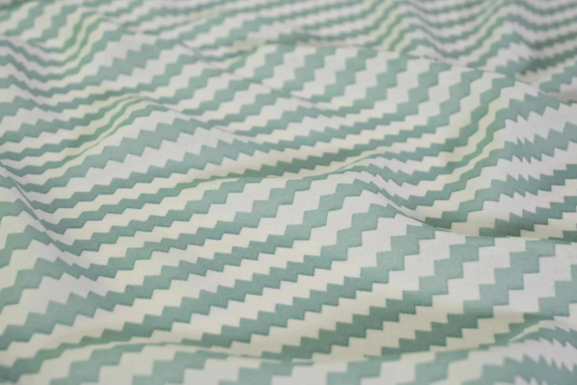 Chiffon – Minty zigzag lines