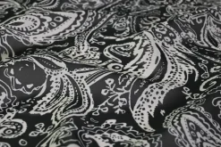 Chiffon – Offwhite paisley on black