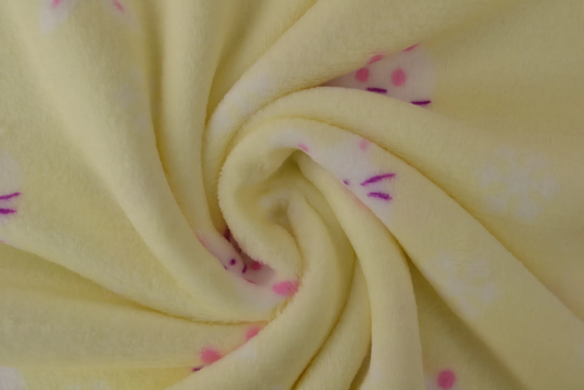 Coral Fleece – Bunnies on yellow