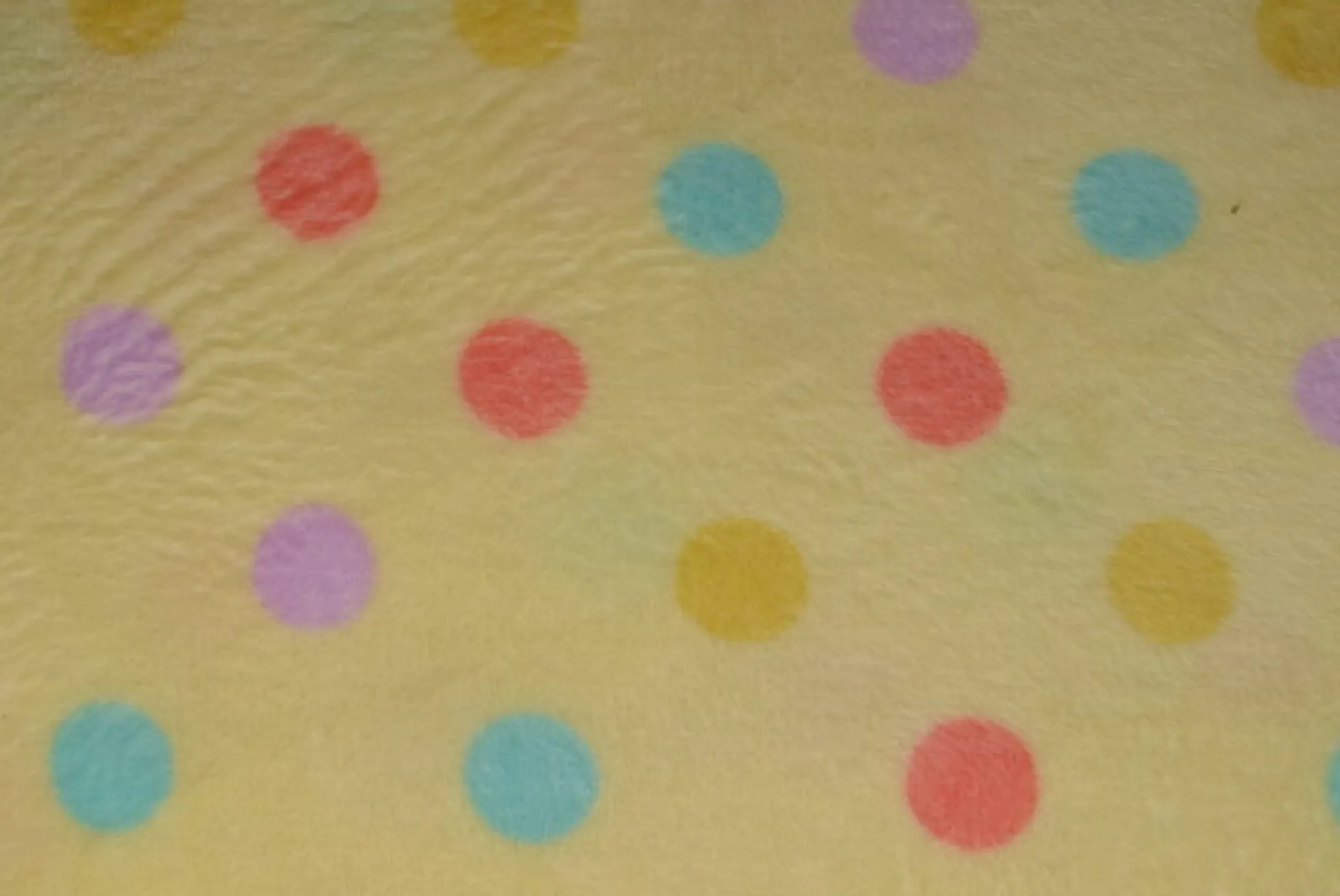Coral Fleece – Colorful dots on yellow