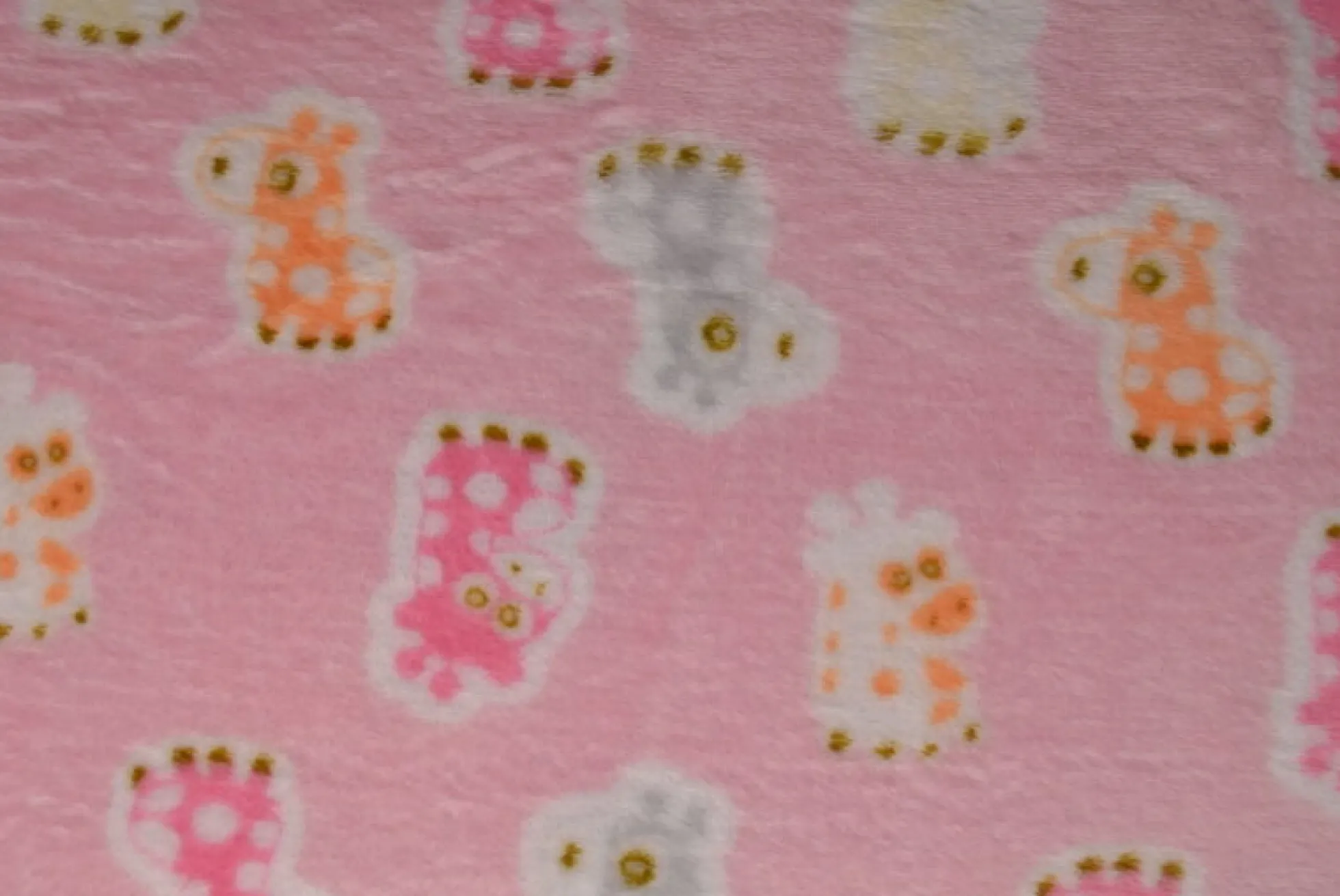 Coral Fleece – Giraffe on pink