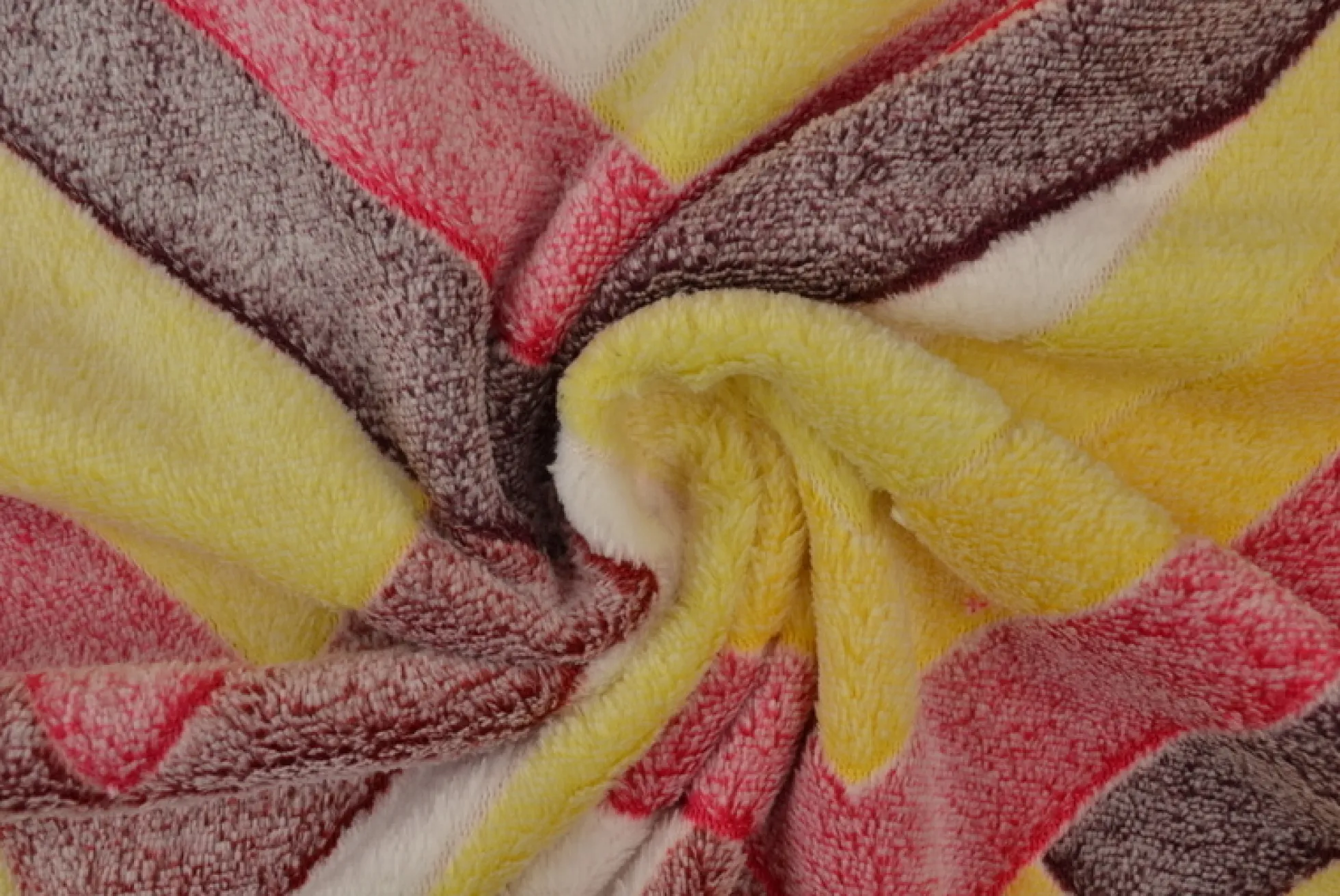 Coral fleece – Zigzag brown / yellow & red