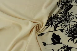 Coupon 150cm x 145cm | Viscose stretch crêpe – Zwarte bloem op champagne randdesign
