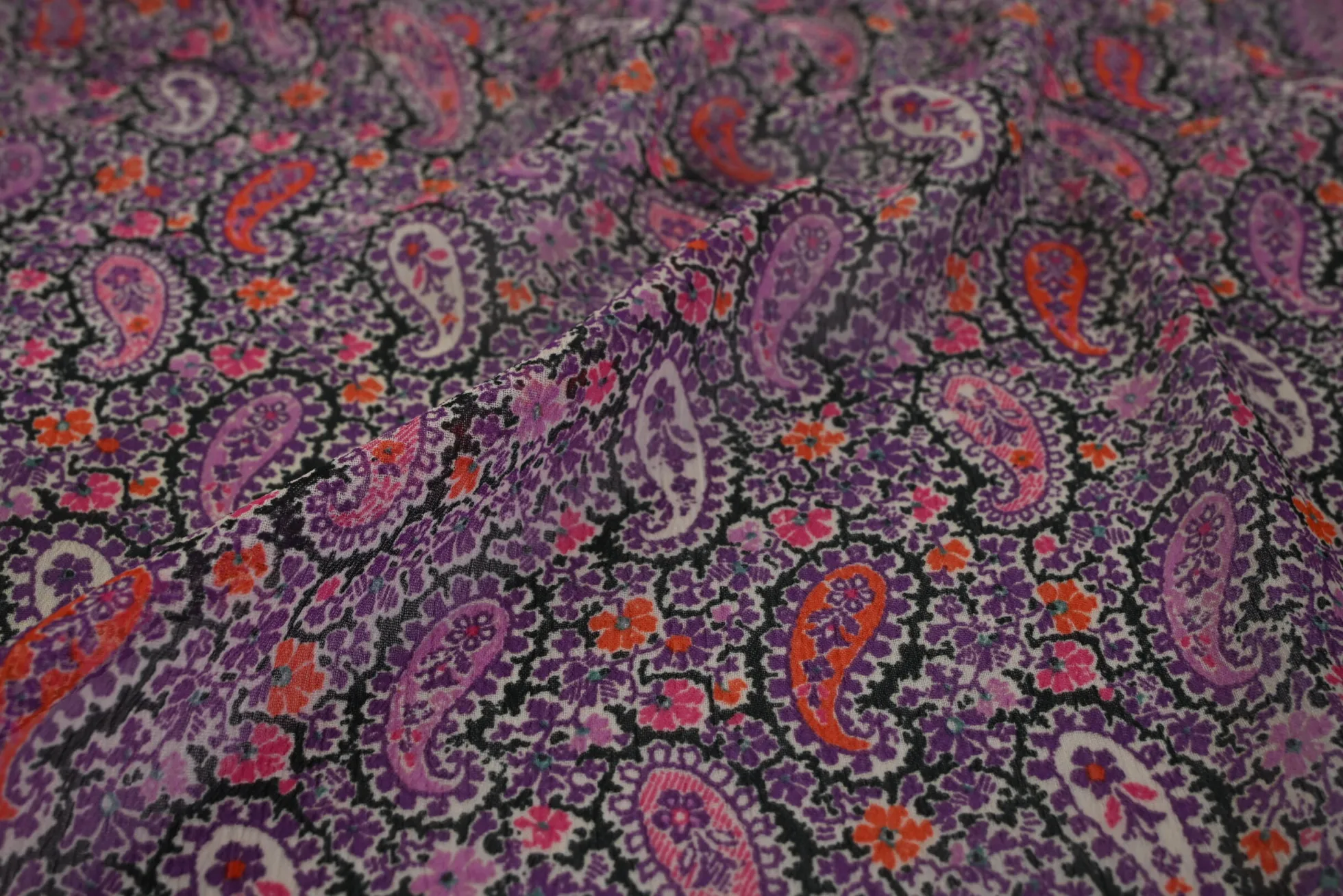 Crinkle chiffon – Purple paisley