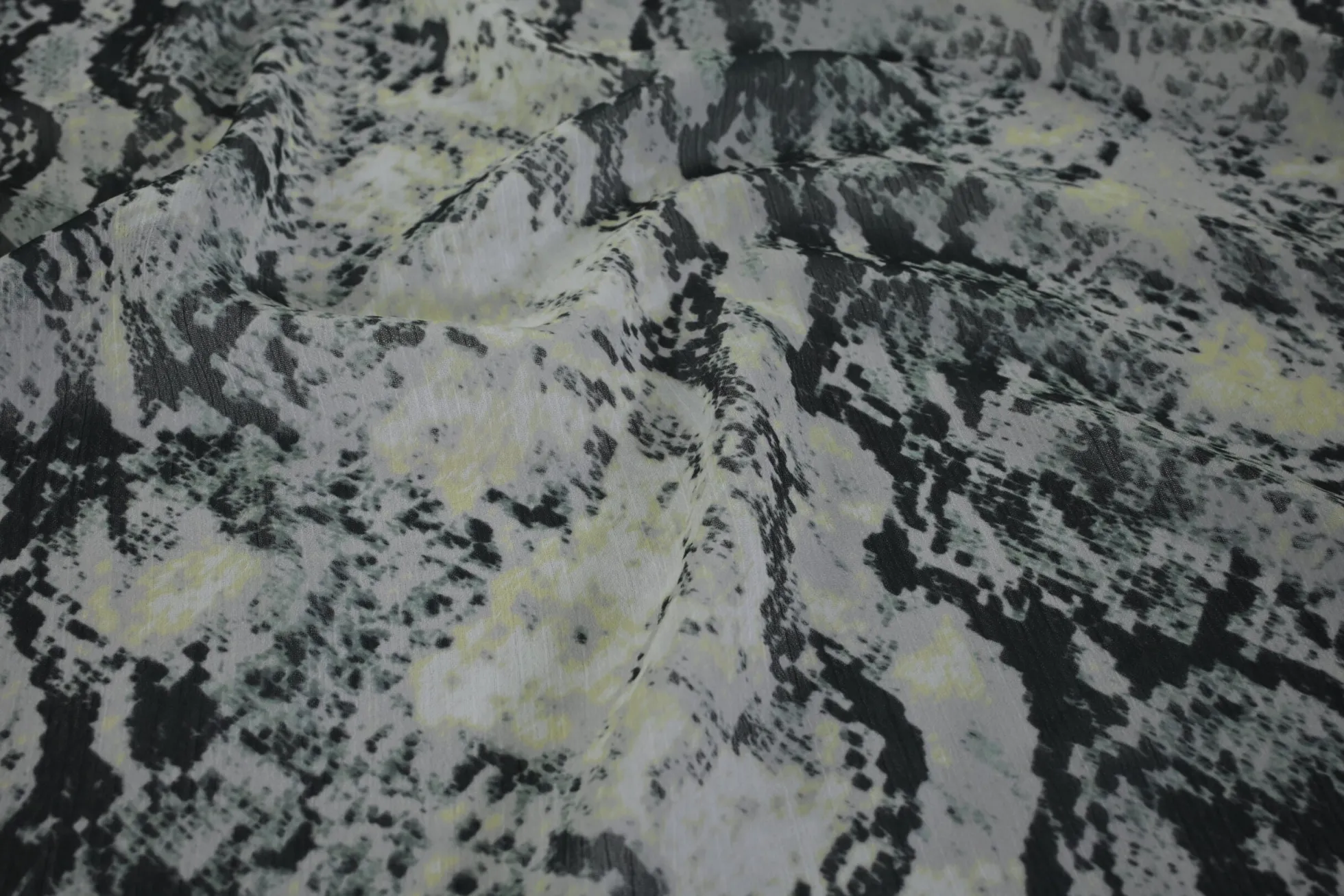Crinkle chiffon – Snake with bright yellow