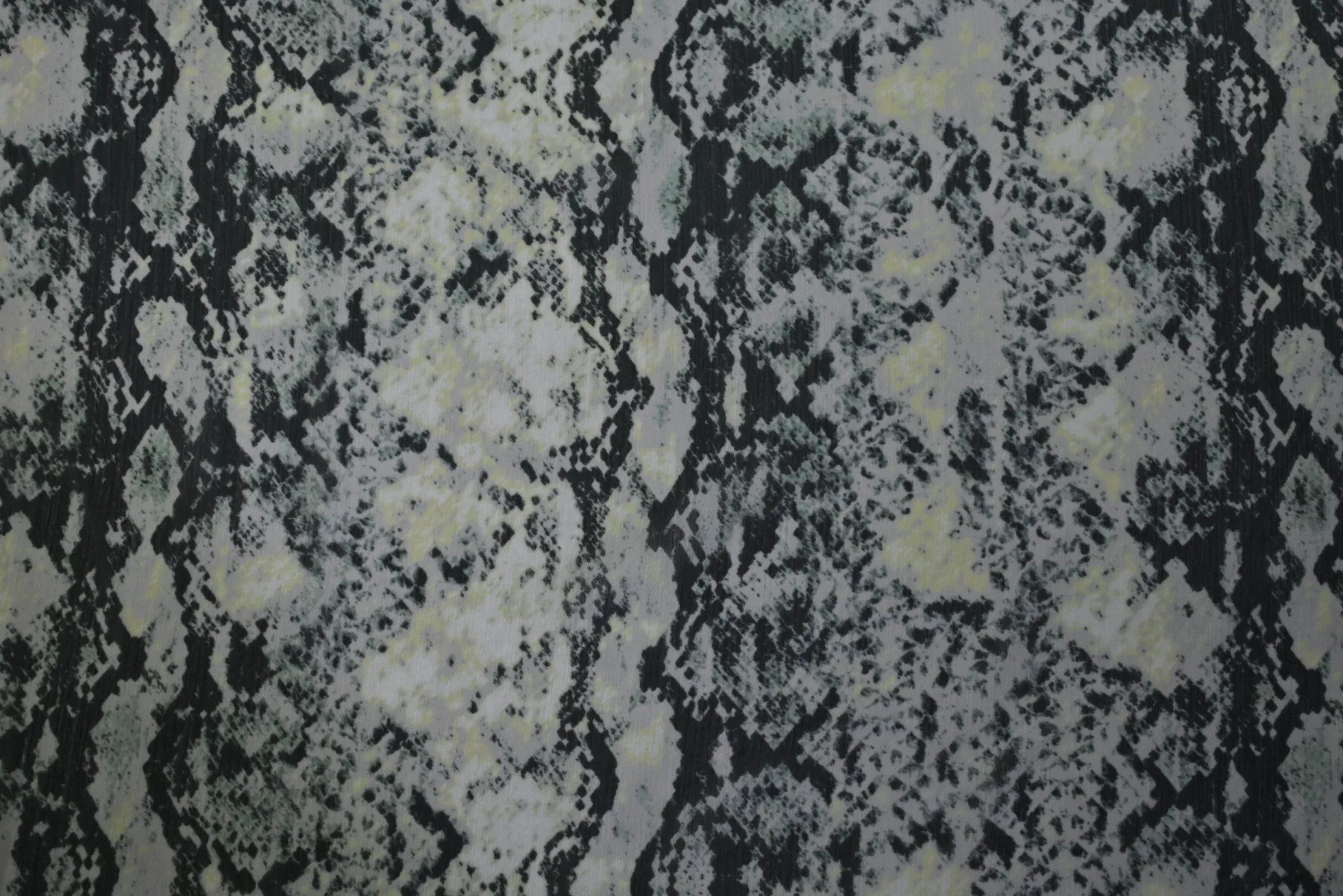 Crinkle chiffon – Snake with bright yellow