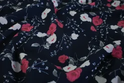 Crêpe / bubble chiffon – Pink roses on navy