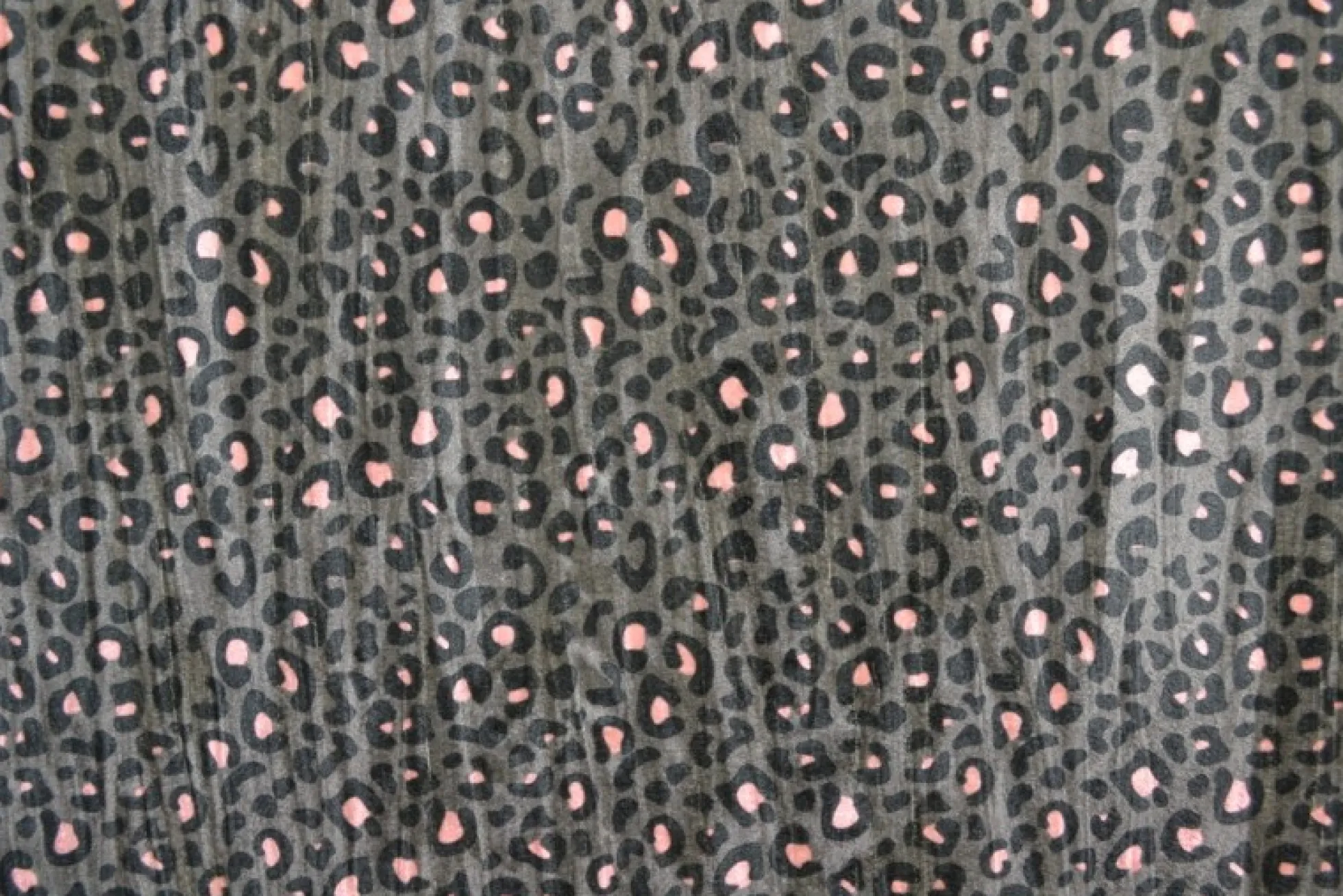 Fluweel stretch – Green with pink animal spots crushed look