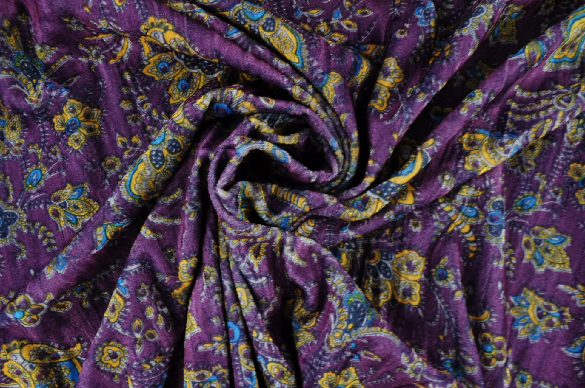 Fluweel stretch – Paisley on purple crushed look