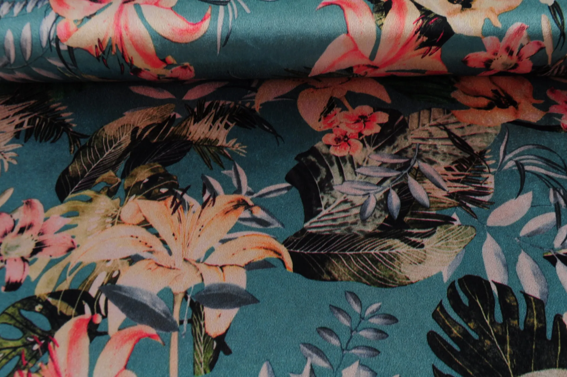 Fluweel stretch – Tropical flowers on old green
