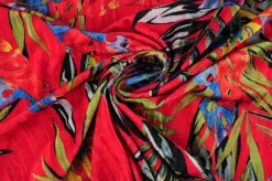 Fluweel stretch – Tropical leaves on red crushed look
