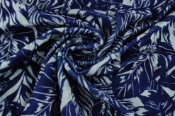 Fluweel stretch – White palm leaves on blue crushed look