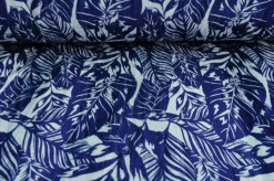 Fluweel stretch – White palm leaves on blue crushed look