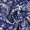Fluweel stretch – White palm leaves on blue