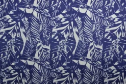 Fluweel stretch – White palm leaves on blue