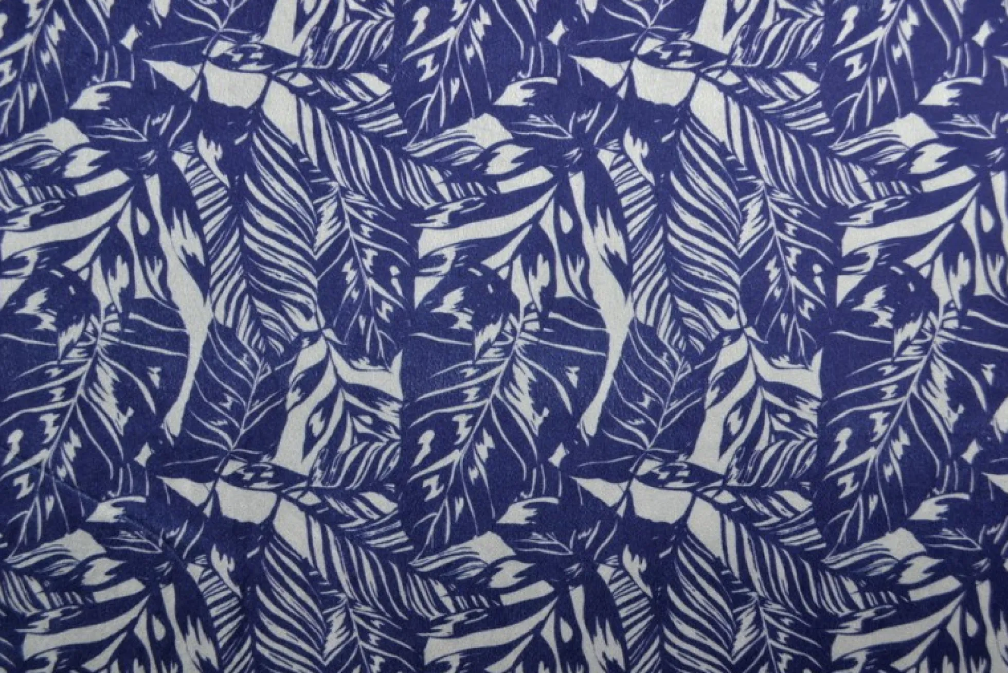 Fluweel stretch – White palm leaves on blue