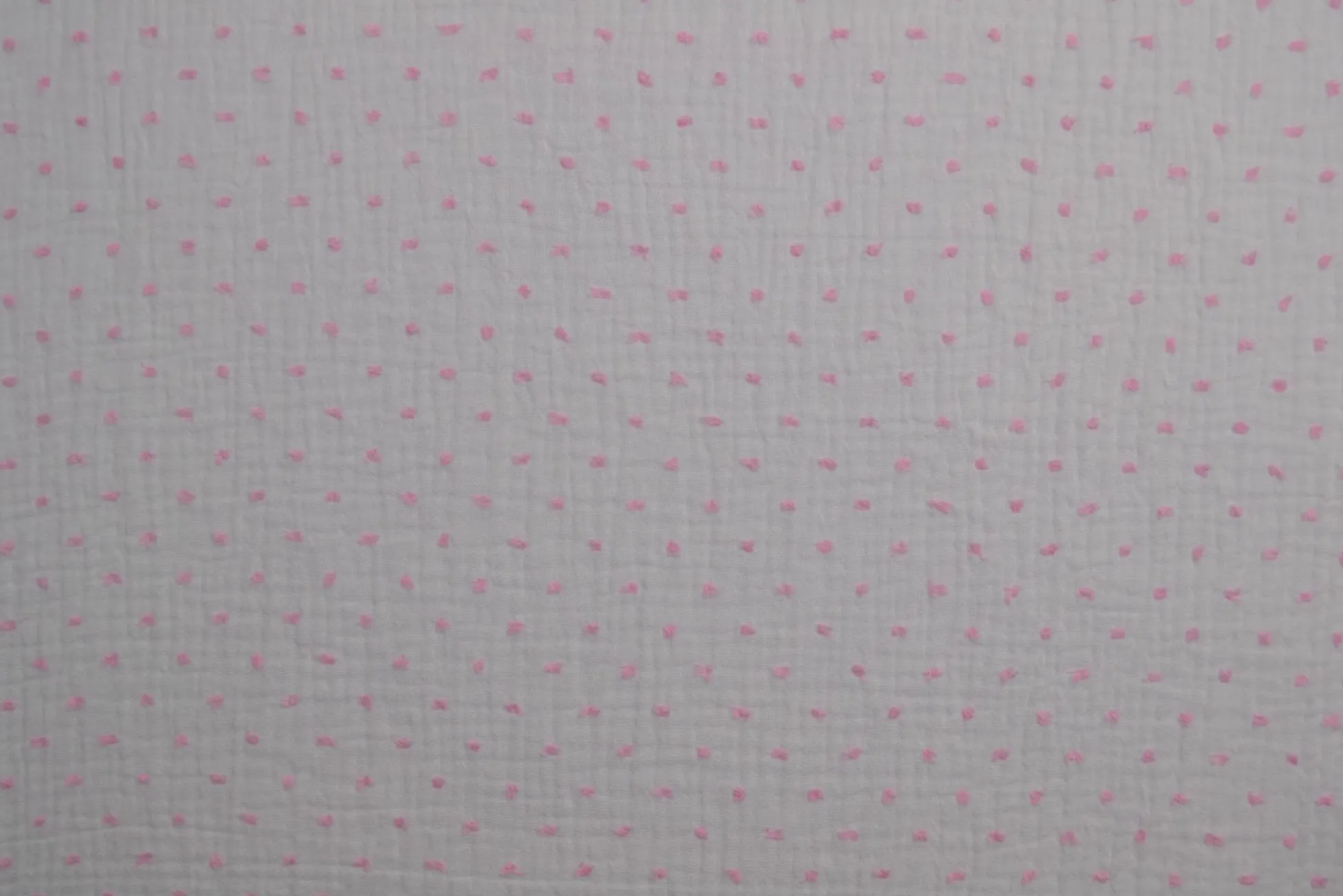 Hydrofiel / Mousseline dobby – Wit met baby roze stippen