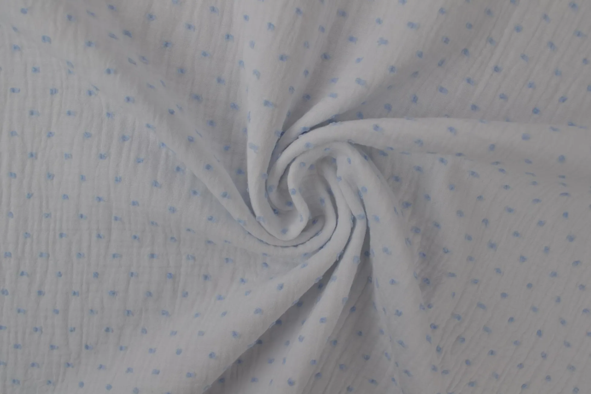 Hydrofiel / Mousseline dobby – Wit met baby blauwe stippen