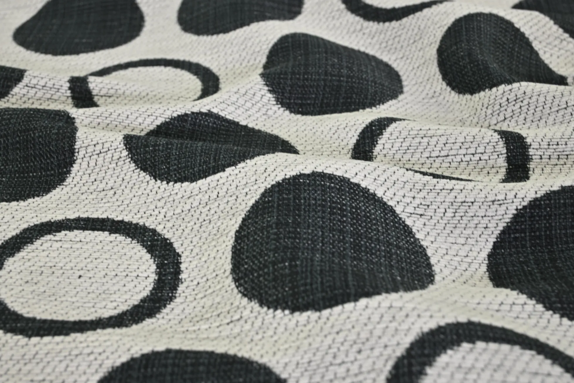 Jacquard Gobelin – Black & silver grey dots