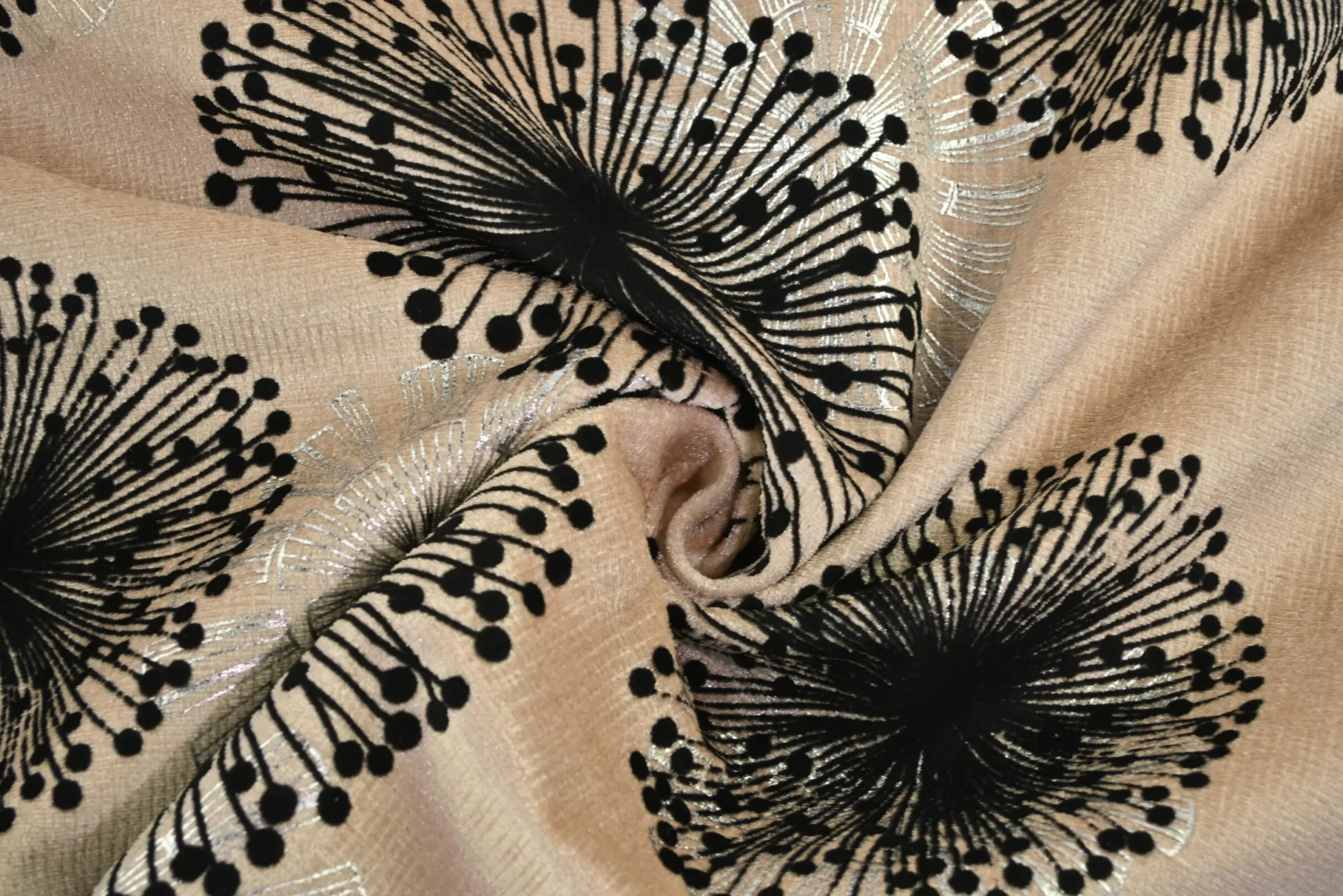 Jacquard Gobelin – Dandelion black on sand