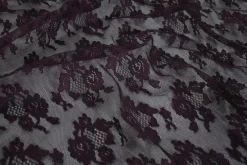 Kant – Aubergine bloemen
