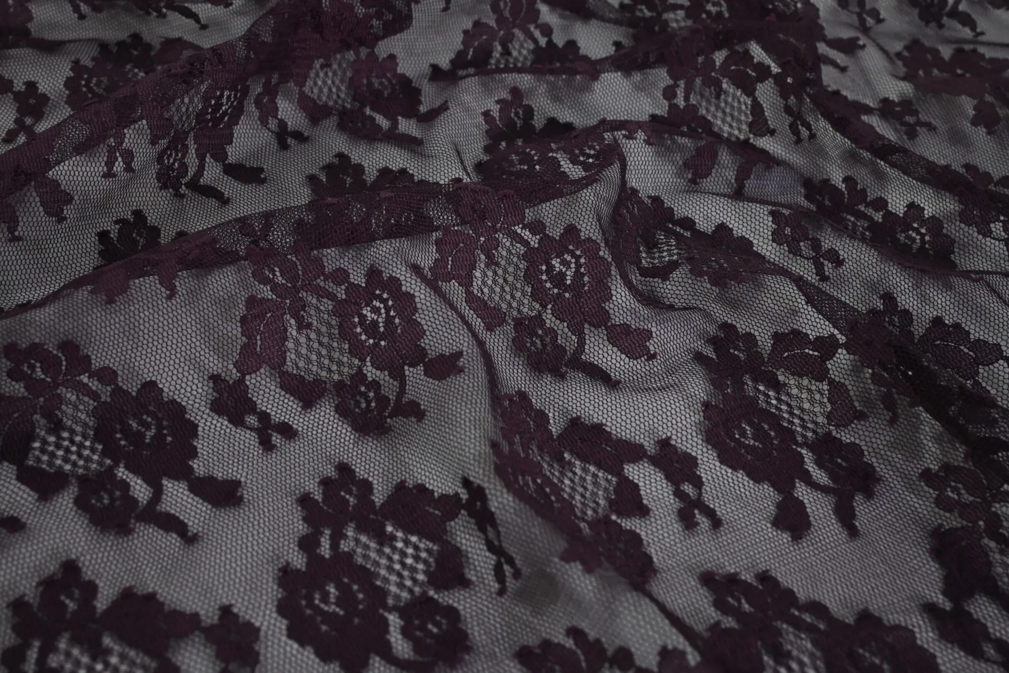 Kant – Aubergine bloemen