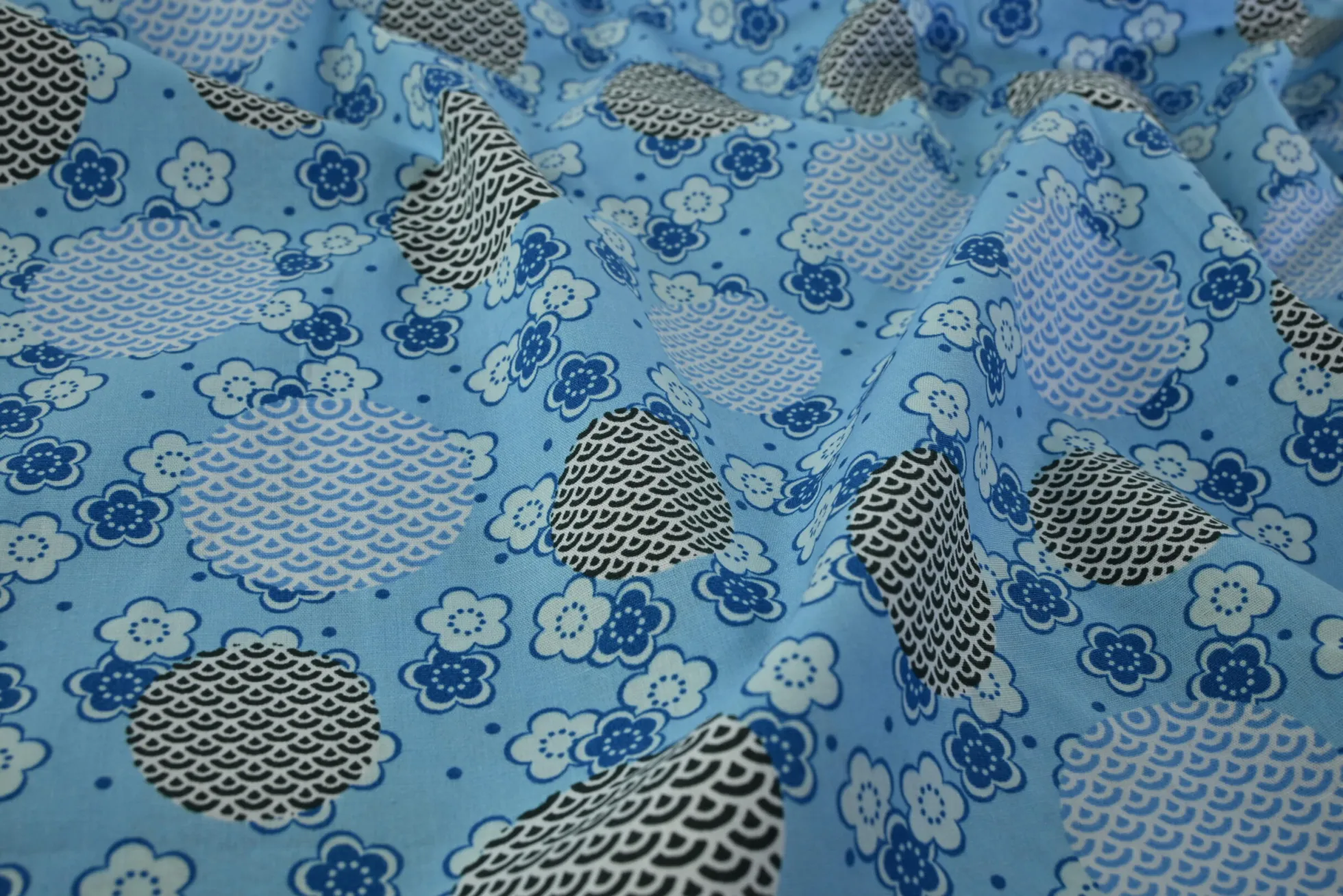 Katoen poplin – Blauw bloemetjes en stippen