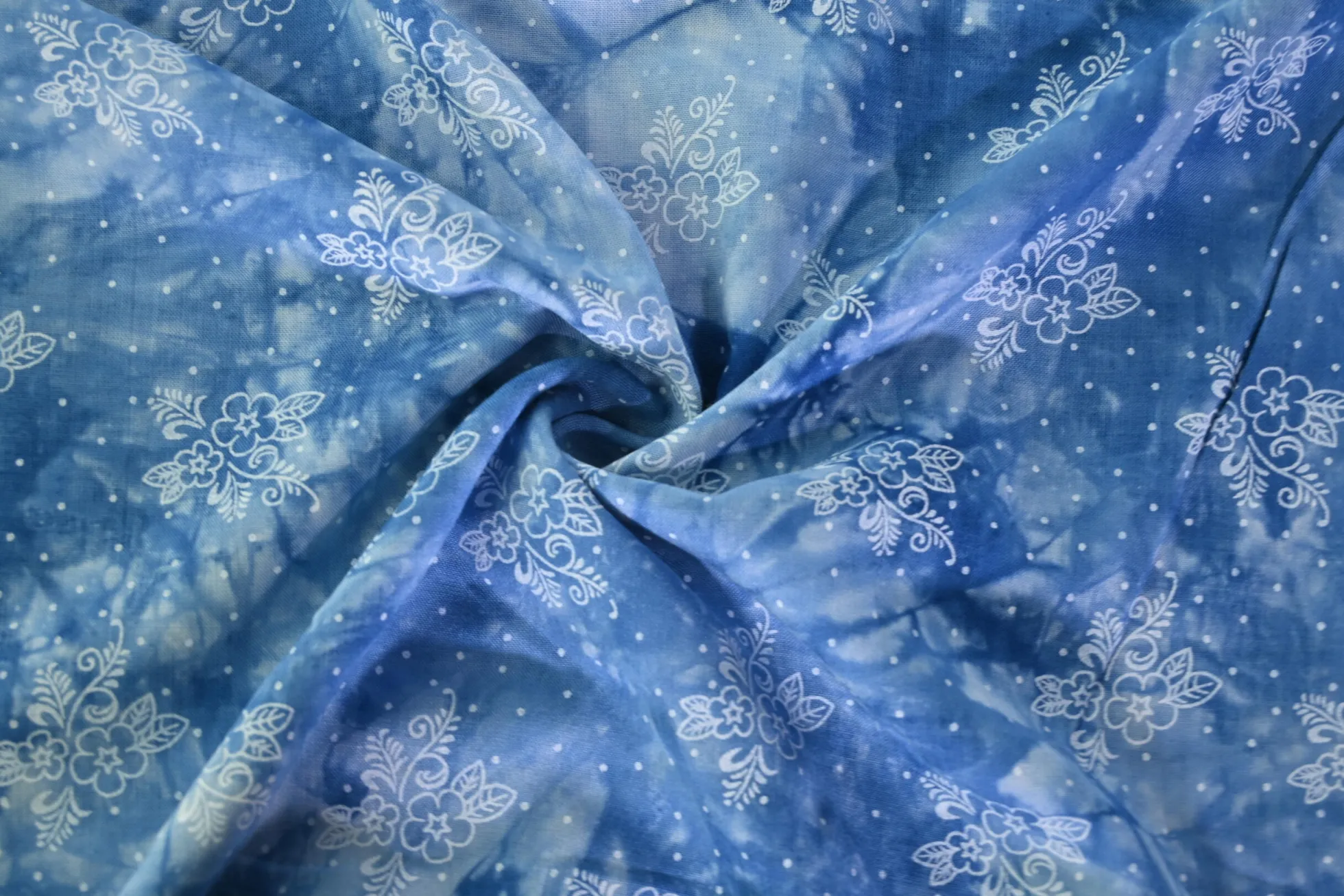 Katoen poplin – Indigo Blossom Batik