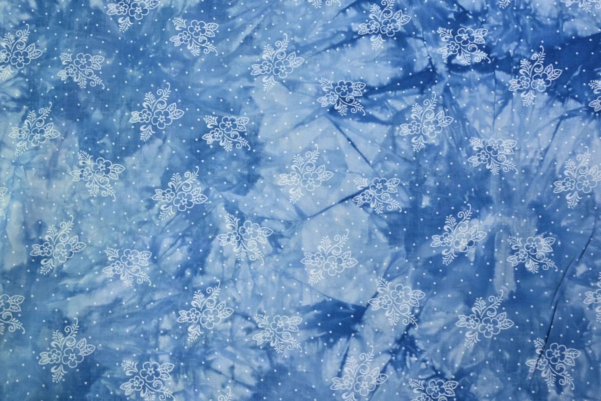 Katoen poplin – Indigo Blossom Batik