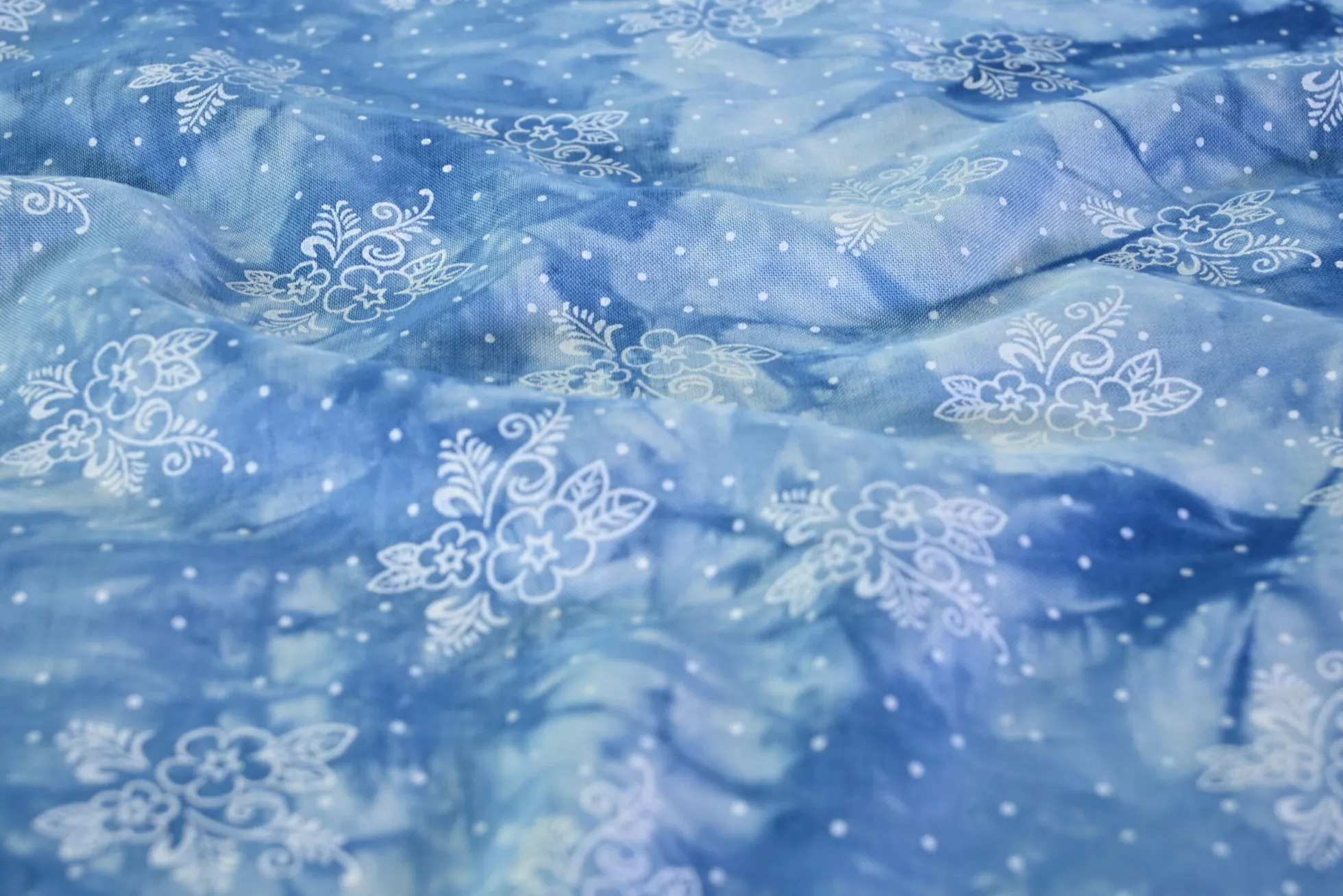 Katoen poplin – Indigo Blossom Batik