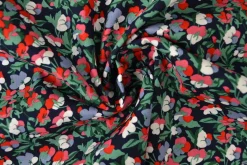 Katoen poplin – Kleurrijke bloemenbos groen en rood op zwart