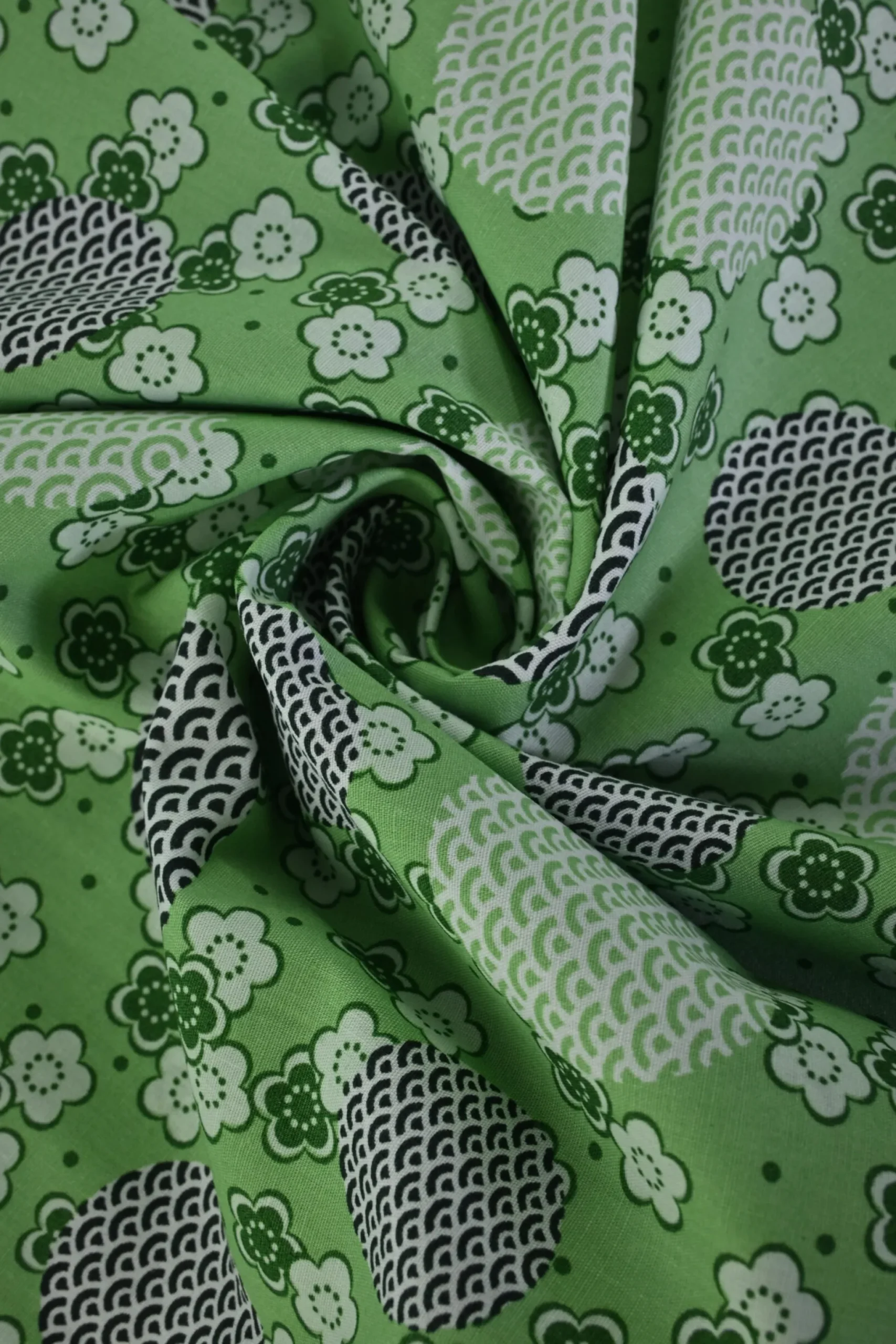 Katoen poplin – Lichtgroen bloemen en stippen