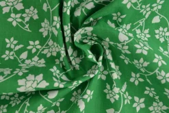 Katoen poplin – Puntige bloemen wit op groen