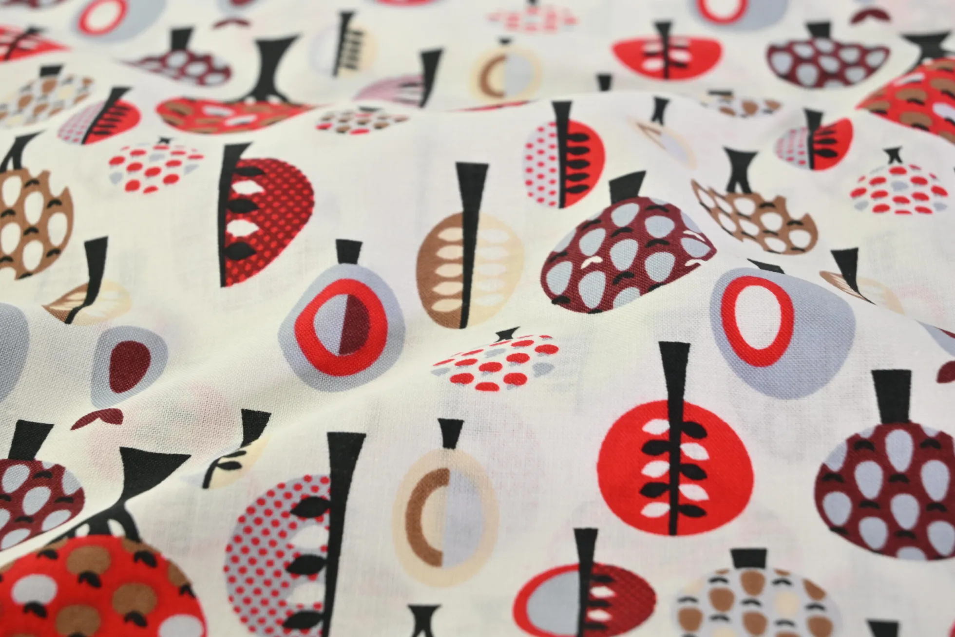 Katoen poplin – Retro trees on offwhite