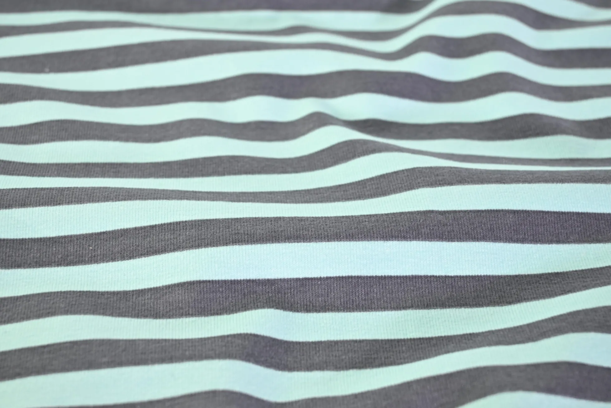 Katoen tricot – Baby blue grey stripes