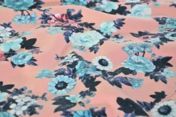 Katoen tricot – Blue and coral flowers on salmon