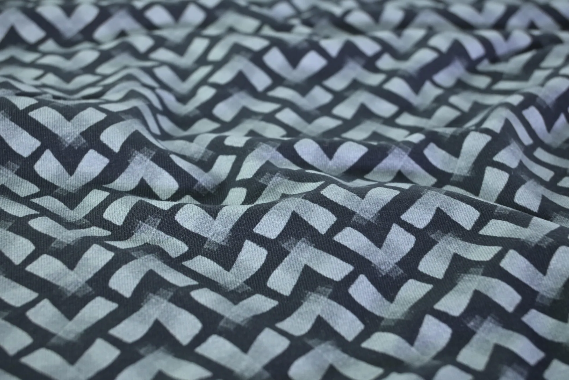 Katoen tricot – Charcoal Grey Arrow Geo