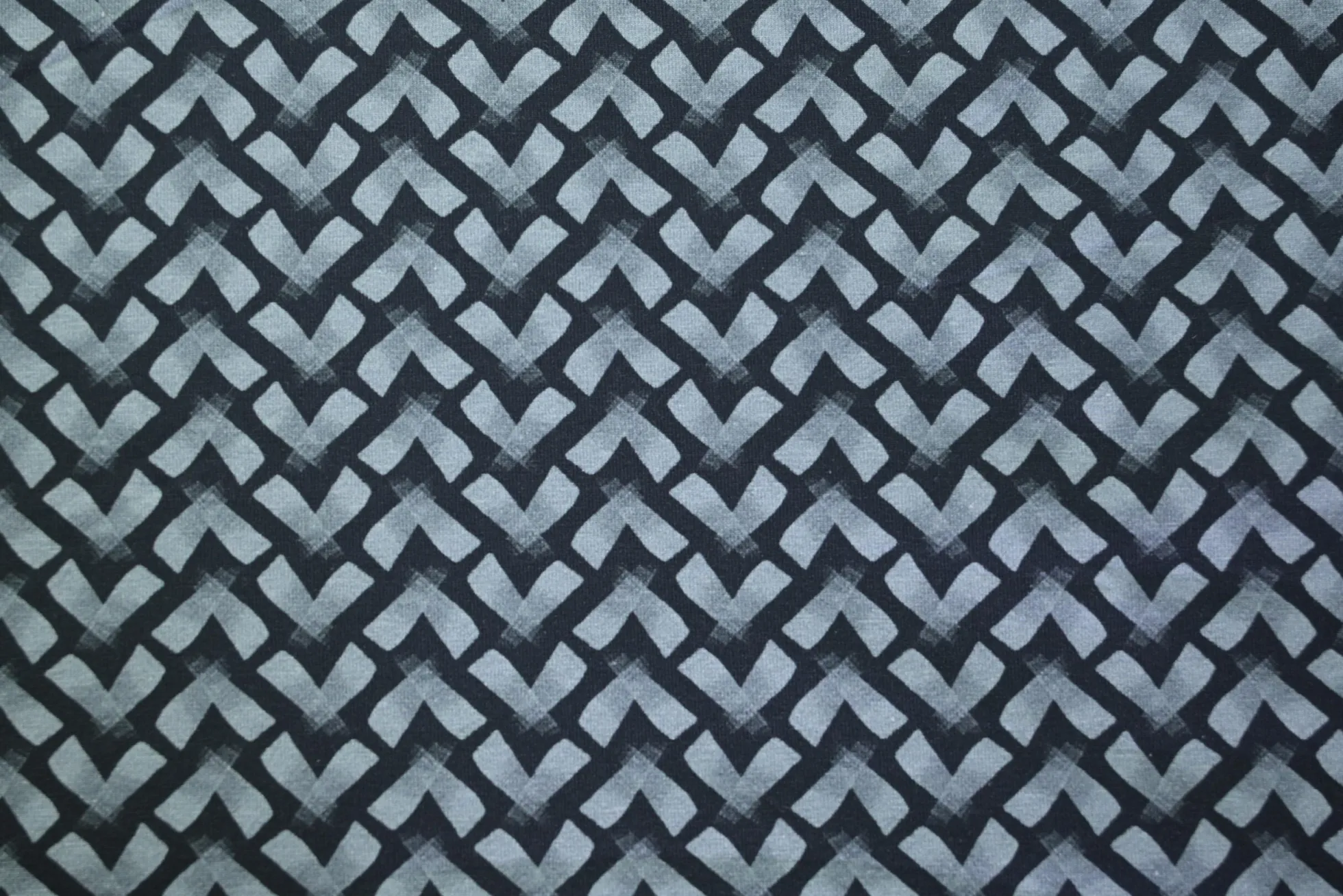Katoen tricot – Charcoal Grey Arrow Geo