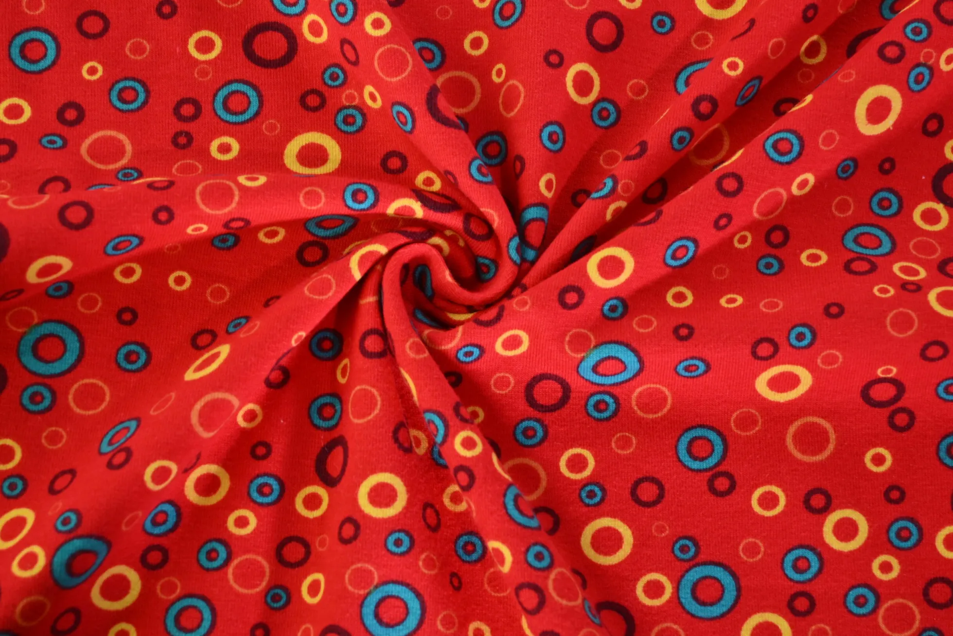 Katoen tricot – Colorful circles on red